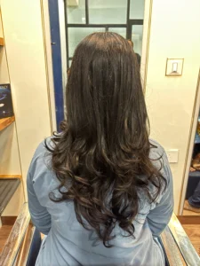 Stylish free hair look with loose waves and modern salon finish